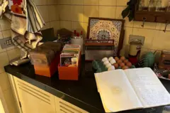 Bancada de cozinha com caderno de receita e ovos
