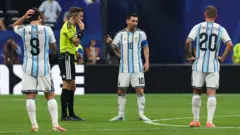 Lionel Messi, da Argentina, conversa com o árbitro François Letexier durante a partida das oitavas de final da Copa do Mundo da FIFA 2026 contra o Egito