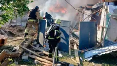 пожарные тушат огонь на руинах дома в Павлограде