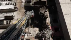 Наслідки російського обстрілу у Дніпрі у ніч проти 23 квітня 2026 року