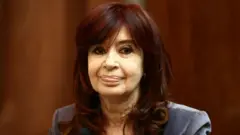 Cristina Kirchner com sorriso contido