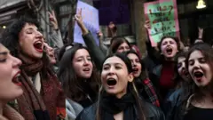 taksimde gösteriye katılan genç kadınlar slogan atarken görülüyorlar