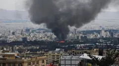 Enorme coluna de fumaça saindo de prédio