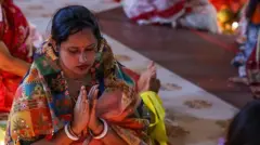 ढाका के एक मंदिर में पूजा करती एक हिंदू महिला 