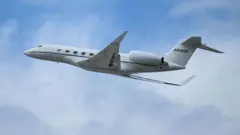 Um jato particular decola do Aeroporto Internacional de Los Angeles