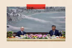 Putin reunido con Xi en Pekín; ambos están sentados frente a una mesa llena de frutas y flores.