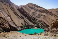 A água azul clara do reservatório da represa Amir Kabir, no rio Karaj, na cadeia de montanhas Alborz (norte do Irã), com altas montanhas à sua volta, no dia 1º de junho de 2025