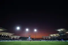 د افغانستان او سویلي افریقا تر منځ د شل اوریز جام نیمه پایلوبه په برائن لارا کرېکټ اکاډیمۍ لوبغالي کې وشوه.