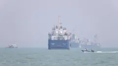Varias embarcaciones navegan por el estrecho de Ormuz.