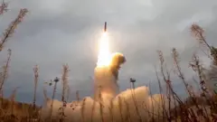 Учебный пуск ракеты "Ярс": ракета на столбе огня взлетает в облачное небо