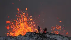 Pessoas observando lavafreebet 88 slotvulcão