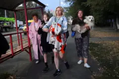 Mulheres a caminho de um abrigo em Kiev