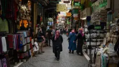 Sokakta gezen insanlar 