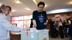 Ermənistan, parlament seçkilərində səs verən qadın 