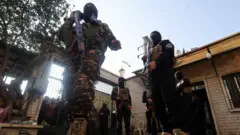 सिरियाको विद्रोही नियन्त्रित नयाँ सरकारका सुरक्षाकर्मी