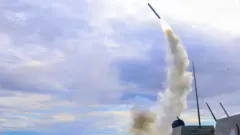 Um míssil Tomahawk é lançado de uma embarcação militar dos EUA no mar