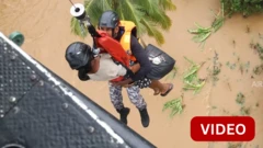 இலங்கை: வெள்ளத்தால் வீட்டில் சிக்கிய 3 பேரை மீட்ட விமானப் படை