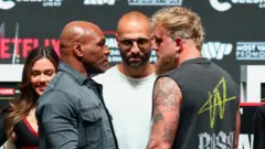 Mike Tyson na Jake Paul imbere y'abanyamakuru ku wa gatatu nijoro