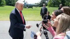 Трамп отвечает на вопросы журналистов перед Белым домом, 1 апреля 2026 года