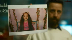 فلم میں دکھایا گیا ہے کہ خوف زدہ ہند رجب امدادی تنظیم ریڈ کریسنٹ کے رضاکاروں کو فون کرکے مدد کی اپیل کرتی ہے۔