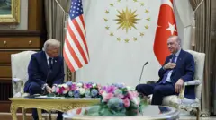 Türkiye Cumhurbaşkanı Recep Tayyip Erdoğan, 7 Temmuz 2026'da Ankara'daki Cumhurbaşkanlığı Külliyesi'nde, 36. NATO Devlet ve Hükümet Başkanları Zirvesi öncesinde Türkiye'ye resmi bir ziyarette bulunan ABD Başkanı Donald Trump ile bir araya geliyor.