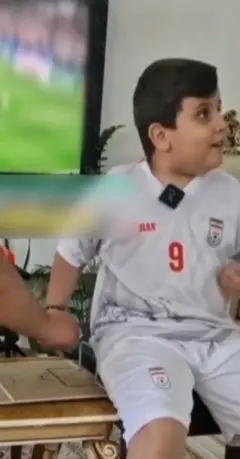 Uma criança cega colocando a mão sobre campo de futebol criado pelo pai