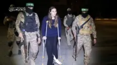 مقاتلان من حماس يسلمان رهينة إسرائيلية إلى أعضاء اللجنة الدولية للصليب الأحمر