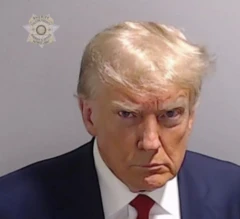 Donald Trump yafotowe nk'abandi bapfungwa