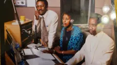 Abamenyeshamakuru batanguje BBC Gahuzamiryango: Ally Yusufu Mugenzi (i Bubamfu), Faith Nindeba (hagati) na Karenga Ramadhan (i Buryo) 