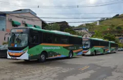 Ônibus com tarifa zero no município de Levy Gasparian, na região Centro-Sul Fluminense. Eles têm pintura verde e trazem na lateral a inscrição "transporte gratuito"