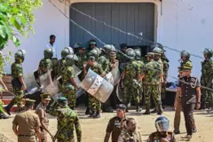මීගමුව බන්ධනාගාරය ඉදිරිපිට පොලිස් විශේෂ කාර්ය බලකායේ නිලධාරීන් රැඳී සිටින අයුරු.