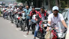 তেলের দাম বৃদ্ধির পর আজও লম্বা লাইন দেখা যাচ্ছে পেট্রল পাম্পগুলোতে