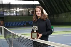 Zeynep Sönmez ödülü ile poz veriyor.