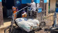 Umwe mu bamugaye ajyanye ibirayi hakurya i Goma ku igare bakoresha 