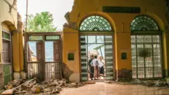 ငလျင်ဒဏ်ကြောင့် ထိခိုက်ပျက်စီးခဲ့တဲ့ မန္တလေးမြို့ ရွှေဘုန်းရှိန် ဗလီ