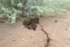 በመሬት መንቀጥቀጥ ምክንያት የተሰነጠቀ መሬት