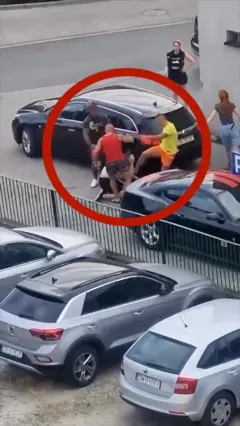 Три мужчин избивают четвертого мужчину