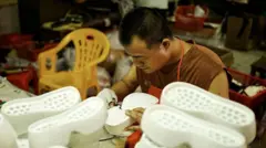 رجل صيني يعمل على صناعة نعل الأحذية