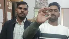 சஜித் முகமது (இடது) மற்றும் சதீஷ் காதிக்.
