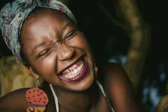 Une femme souriante.