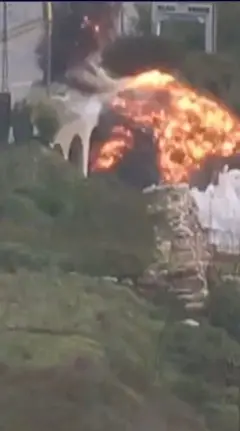 මාර්ගයක පිහිටි පාලමකට ගුවන් ප්‍රහාරයක් එල්ල වීමෙන් පසු පාලමේ පහළ ප්‍රදේශයෙන් ගිනිජාලා ඉහළ නගින අයුරු පෙනේ.