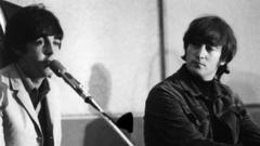 Пол Маккартни и Джон Леннон во время пресс-конференции, посвященной выходу альбома Help!