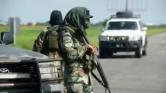 Agentes de policía en el aeropuerto Viru Viru, en Santa Cruz, Bolivia, lugar desde donde extraditaron al narcotraficante uruguayo Sebastián Marset, el 13 de marzo de 2026.