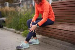 सर्दियों में कई लोग घुटनों और जोड़ों का दर्द ज़्यादा बढ़ने से परेशान हो जाते हैं.