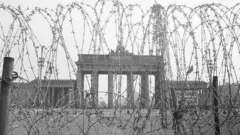 Arame farpado em frente ao Portão de Brandemburgo, em Berlim, em 1961, durante a construção do Muro de Berlim.