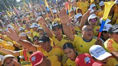 Los seguidores del candidato presidencial colombiano Abelardo de la Espriella, del movimiento Salvadores de la Patria, asisten al mitin de clausura de su campaña en Buga, departamento del Valle del Cauca, Colombia, el 14 de junio de 2026.