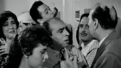 مشهد من فيلم "بين السماء والأرض" عن مجموعة علقت داخل المصعد