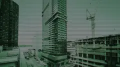 Imagem de câmera de segurança mostra um prédio em construção