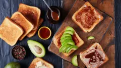 Mesa com pães, abacate e outros alimentos