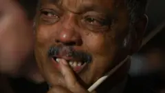 Jesse Jackson chorando na eleição de Barack Obama